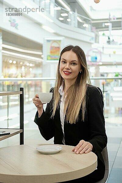 Schönes Mädchen Büroangestellte mit Kaffeepause in großen Einkaufszentrum