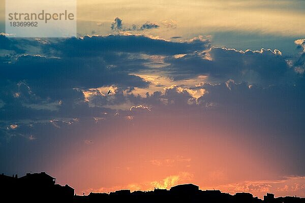 Dramatische bunten bewölkten Himmel mit malerischen Wolken von Sonnenuntergang beleuchtet