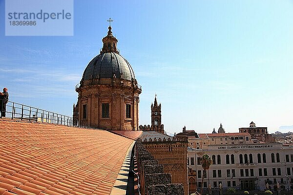 Stadt Palermo  Blick vom Dach der Kathedrale Maria Santissima Assunta auf die barocke Kuppel der Kathedrale  UNESCO Weltkulturerbe  Sizilien  Italien  Europa