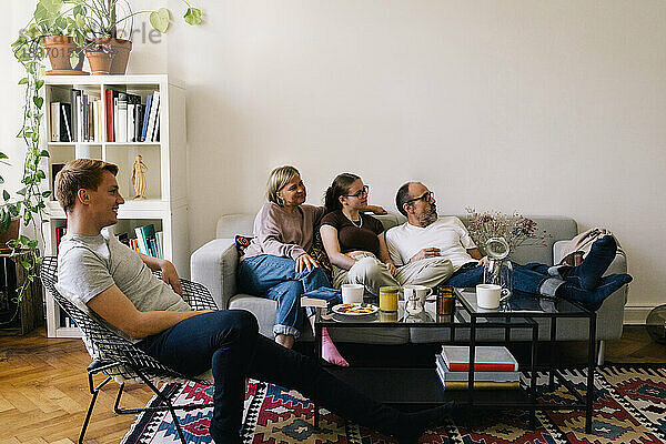 Die Familie verbringt ihre Freizeit zusammen und schaut einen Film im heimischen Wohnzimmer