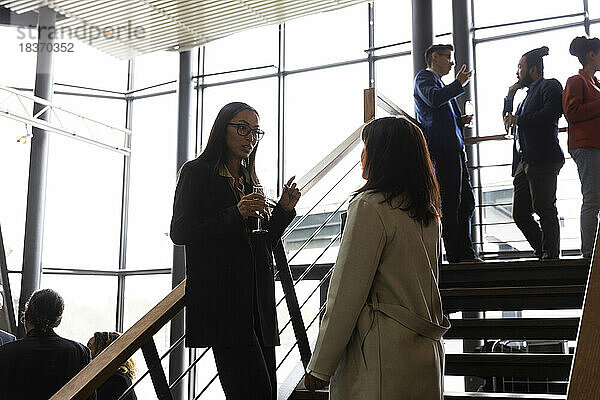 Unternehmerinnen und Unternehmer diskutieren während eines Seminars im Kongresszentrum über Strategien