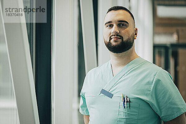 Porträt einer selbstbewussten männlichen Pflegekraft im Krankenhaus