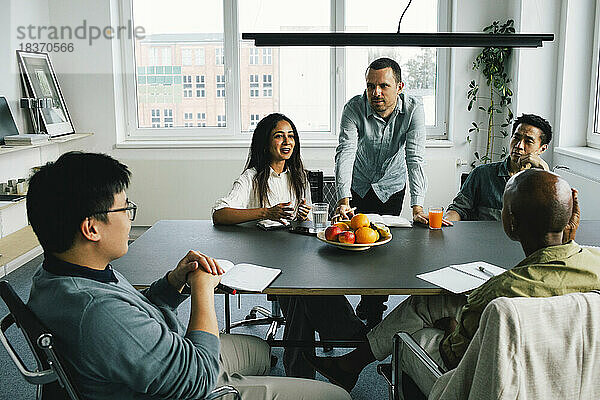 Geschäftskollegen planen am Schreibtisch sitzend während einer Besprechung im Büro