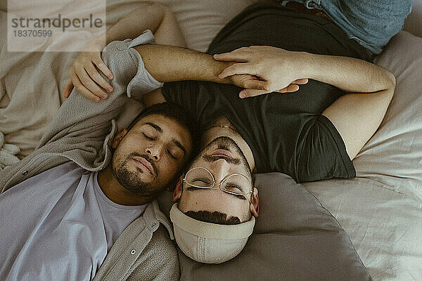 Hohe Winkel Ansicht der Homosexuell Paar schlafen auf dem Bett zu Hause