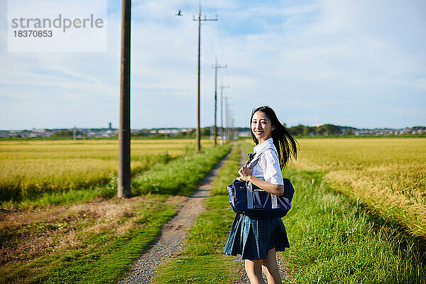 Porträt japanischer Gymnasiasten im Freien