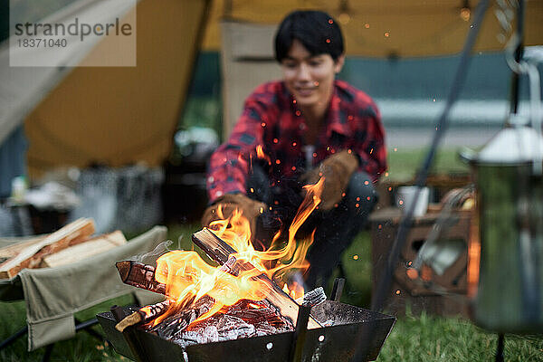 Junger Japaner auf dem Campingplatz