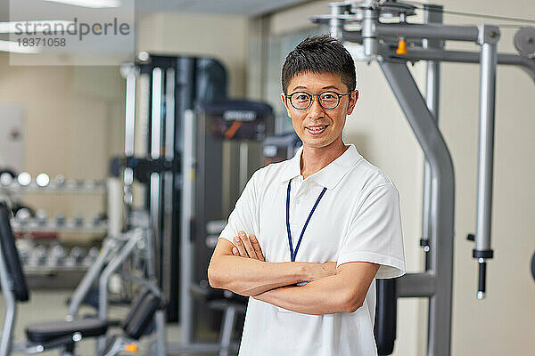 Japanischer Trainer im Indoor-Fitnessstudio