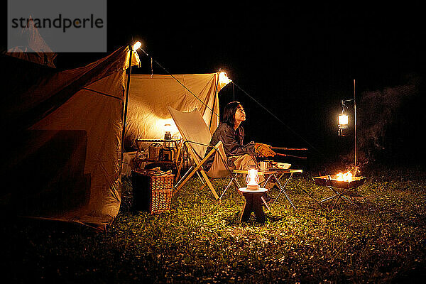 Junge Japanerin auf dem Campingplatz