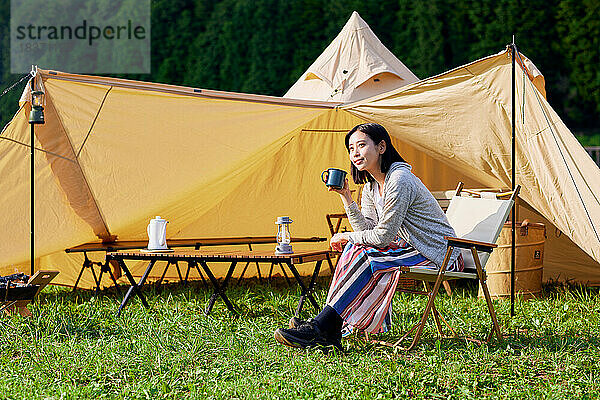 Junge Japanerin auf dem Campingplatz