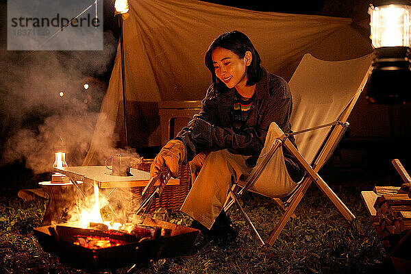 Junge Japanerin auf dem Campingplatz