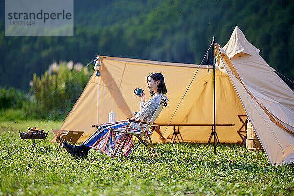 Junge Japanerin auf dem Campingplatz