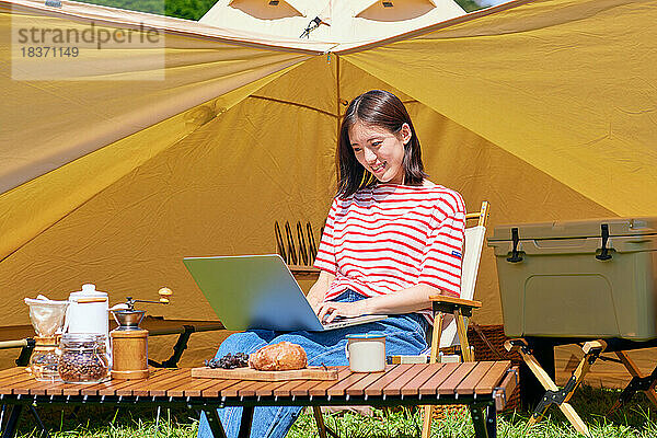 Junge Japanerin auf dem Campingplatz