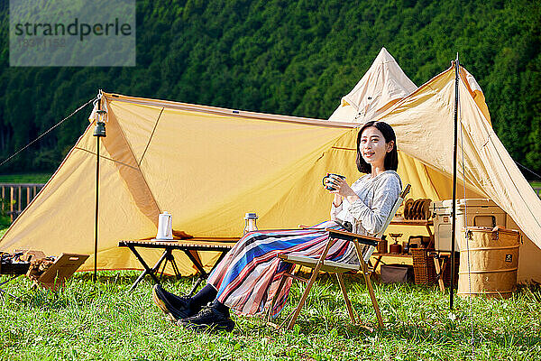 Junge Japanerin auf dem Campingplatz