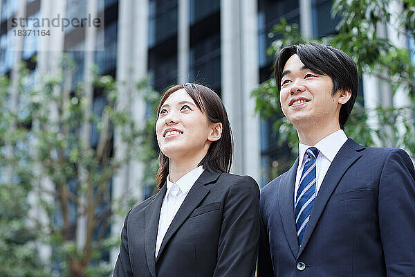 Porträt junger japanischer Geschäftsleute