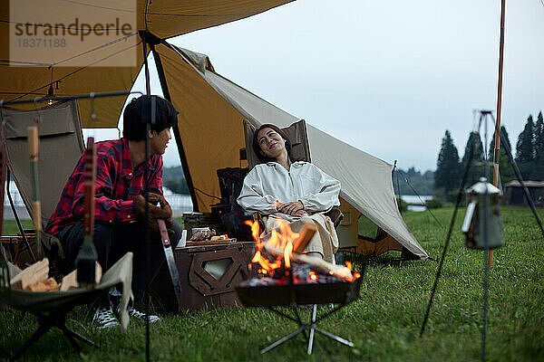 Junges japanisches Paar auf dem Campingplatz