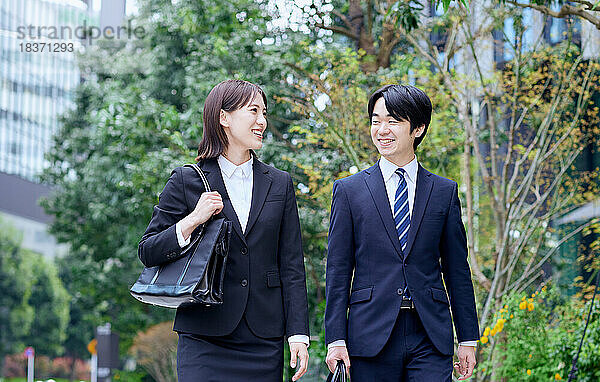 Porträt junger japanischer Geschäftsleute