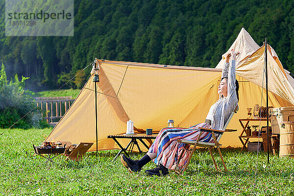 Junge Japanerin auf dem Campingplatz