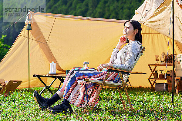 Junge Japanerin auf dem Campingplatz