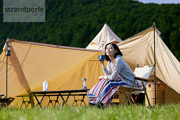 Junge Japanerin auf dem Campingplatz