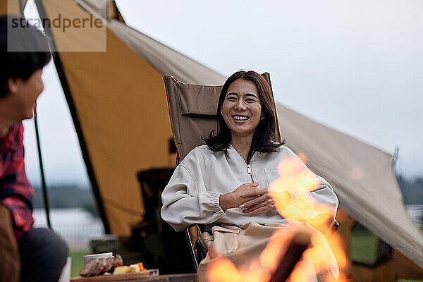 Junges japanisches Paar auf dem Campingplatz