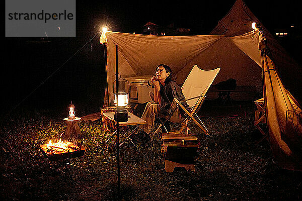 Junge Japanerin auf dem Campingplatz