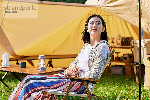 Junge Japanerin auf dem Campingplatz