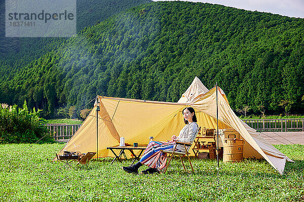 Junge Japanerin auf dem Campingplatz