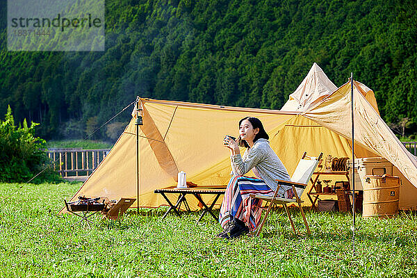 Junge Japanerin auf dem Campingplatz