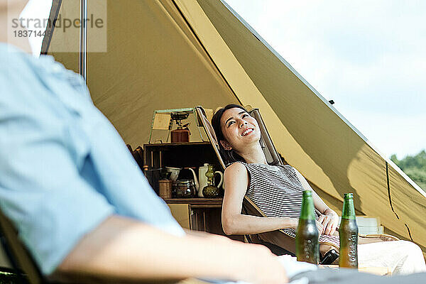 Junges japanisches Paar auf dem Campingplatz