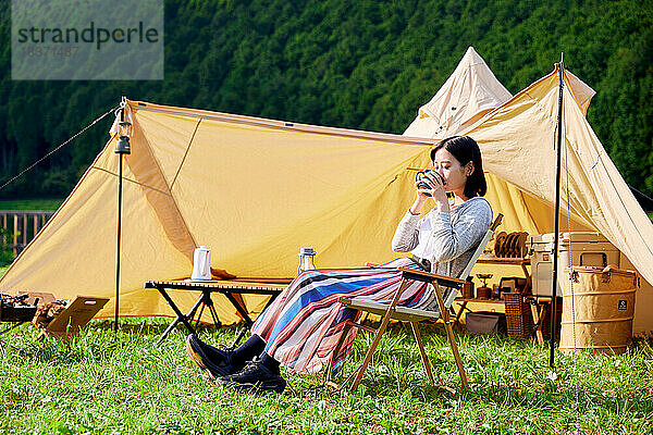 Junge Japanerin auf dem Campingplatz