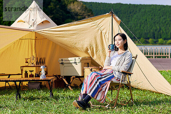 Junge Japanerin auf dem Campingplatz