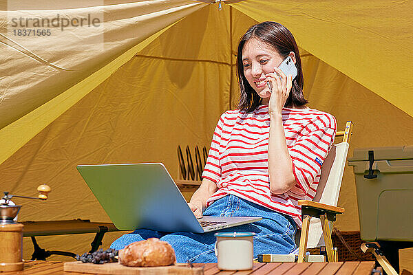 Junge Japanerin auf dem Campingplatz