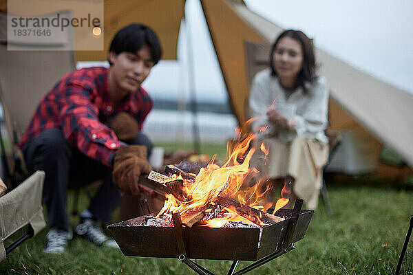 Junges japanisches Paar auf dem Campingplatz