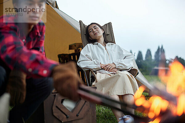 Junges japanisches Paar auf dem Campingplatz