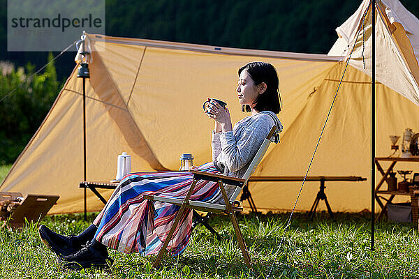 Junge Japanerin auf dem Campingplatz