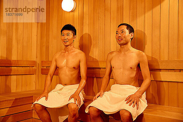 Japanische Männer beim Saunagang