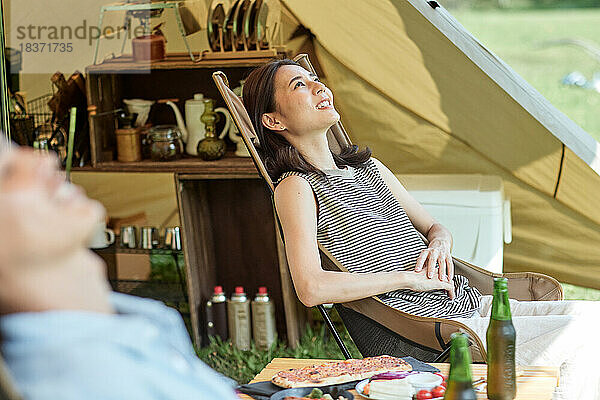 Junges japanisches Paar auf dem Campingplatz