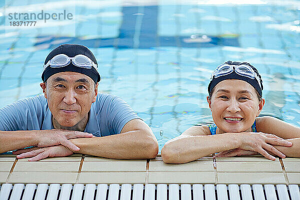 Japanisches älteres Paar im Hallenbad