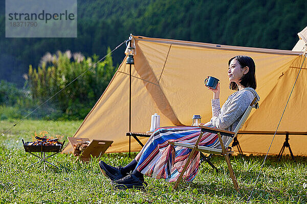 Junge Japanerin auf dem Campingplatz