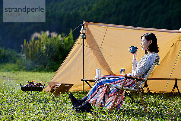 Junge Japanerin auf dem Campingplatz