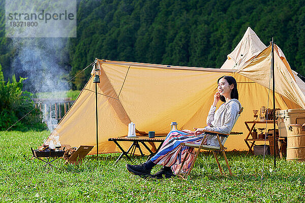 Junge Japanerin auf dem Campingplatz