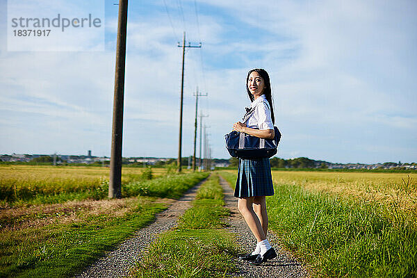 Porträt japanischer Gymnasiasten im Freien