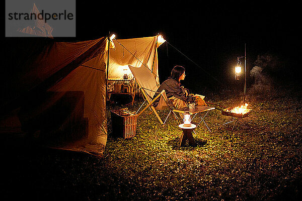 Junge Japanerin auf dem Campingplatz