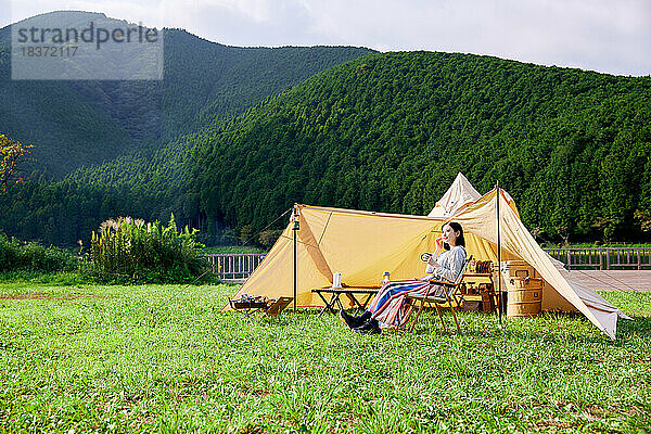 Junge Japanerin auf dem Campingplatz