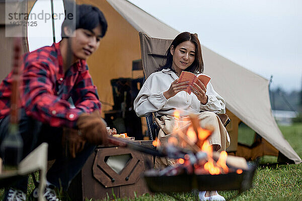 Junges japanisches Paar auf dem Campingplatz