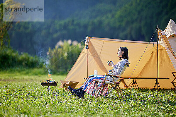 Junge Japanerin auf dem Campingplatz