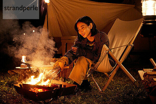 Junge Japanerin auf dem Campingplatz