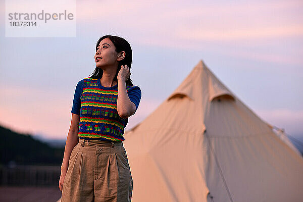 Porträt einer jungen Japanerin auf dem Campingplatz