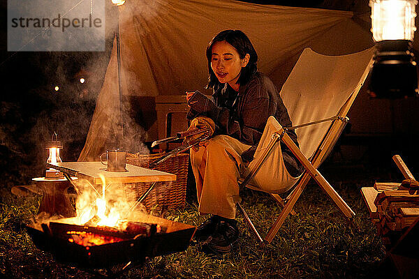 Junge Japanerin auf dem Campingplatz