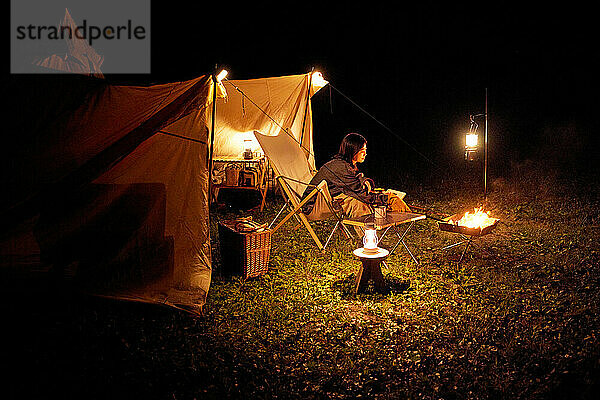 Junge Japanerin auf dem Campingplatz